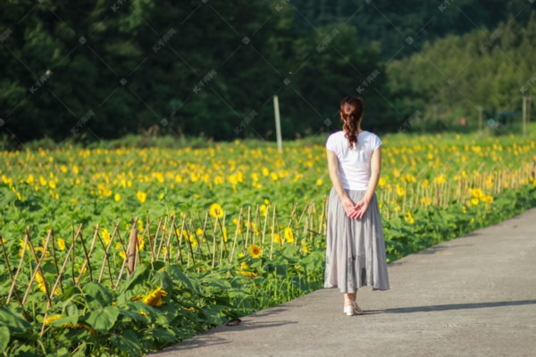Because of your beautiful back, I can appreciate it alone. Gu Si said softly in her ear and pushed her into the fitting.